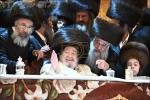 בילדער און ווידיאוס:גרויסארטיגע מעמד הכנסת ספר תורה דורך כ"ק אדמו"ר מוויזניץ שליט"א 