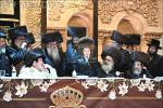 בילדער און ווידיאוס:גרויסארטיגע מעמד הכנסת ספר תורה דורך כ"ק אדמו"ר מוויזניץ שליט"א 