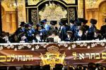 בילדער און ווידיאוס:גרויסארטיגע מעמד הכנסת ספר תורה דורך כ"ק אדמו"ר מוויזניץ שליט"א 