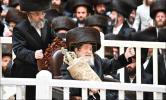 בילדער און ווידיאוס:גרויסארטיגע מעמד הכנסת ספר תורה דורך כ"ק אדמו"ר מוויזניץ שליט"א 