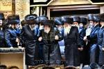 בילדער און ווידיאוס:גרויסארטיגע מעמד הכנסת ספר תורה דורך כ"ק אדמו"ר מוויזניץ שליט"א 