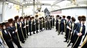 בילדער און ווידיאוס:גרויסארטיגע מעמד הכנסת ספר תורה דורך כ"ק אדמו"ר מוויזניץ שליט"א 