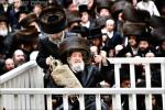 בילדער און ווידיאוס:גרויסארטיגע מעמד הכנסת ספר תורה דורך כ"ק אדמו"ר מוויזניץ שליט"א 