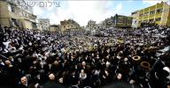 בילדער און ווידיאוס:גרויסארטיגע מעמד הכנסת ספר תורה דורך כ"ק אדמו"ר מוויזניץ שליט"א 
