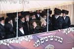 בילדער און ווידיאוס:גרויסארטיגע מעמד הכנסת ספר תורה דורך כ"ק אדמו"ר מוויזניץ שליט"א 