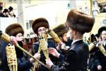 בילדער און ווידיאוס:גרויסארטיגע מעמד הכנסת ספר תורה דורך כ"ק אדמו"ר מוויזניץ שליט"א 