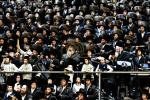 בילדער און ווידיאוס:גרויסארטיגע מעמד הכנסת ספר תורה דורך כ"ק אדמו"ר מוויזניץ שליט"א 