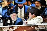 בילדער און ווידיאוס:גרויסארטיגע מעמד הכנסת ספר תורה דורך כ"ק אדמו"ר מוויזניץ שליט"א 