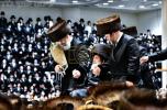 בילדער און ווידיאוס:גרויסארטיגע מעמד הכנסת ספר תורה דורך כ"ק אדמו"ר מוויזניץ שליט"א 