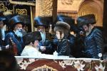 בילדער און ווידיאוס:גרויסארטיגע מעמד הכנסת ספר תורה דורך כ"ק אדמו"ר מוויזניץ שליט"א 