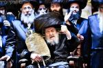 בילדער און ווידיאוס:גרויסארטיגע מעמד הכנסת ספר תורה דורך כ"ק אדמו"ר מוויזניץ שליט"א 