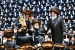 בילדער און ווידיאוס:גרויסארטיגע מעמד הכנסת ספר תורה דורך כ"ק אדמו"ר מוויזניץ שליט"א 