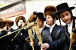בילדער און ווידיאוס:גרויסארטיגע מעמד הכנסת ספר תורה דורך כ"ק אדמו"ר מוויזניץ שליט"א 