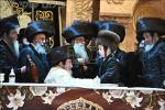 בילדער און ווידיאוס:גרויסארטיגע מעמד הכנסת ספר תורה דורך כ"ק אדמו"ר מוויזניץ שליט"א 
