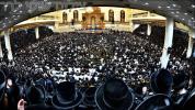 בילדער און ווידיאוס:גרויסארטיגע מעמד הכנסת ספר תורה דורך כ"ק אדמו"ר מוויזניץ שליט"א 