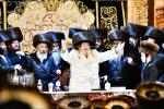 בילדער און ווידיאוס:גרויסארטיגע מעמד הכנסת ספר תורה דורך כ"ק אדמו"ר מוויזניץ שליט"א 