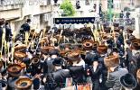 בילדער און ווידיאוס:גרויסארטיגע מעמד הכנסת ספר תורה דורך כ"ק אדמו"ר מוויזניץ שליט"א 