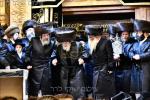 בילדער און ווידיאוס:גרויסארטיגע מעמד הכנסת ספר תורה דורך כ"ק אדמו"ר מוויזניץ שליט"א 