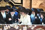 בילדער און ווידיאוס:גרויסארטיגע מעמד הכנסת ספר תורה דורך כ"ק אדמו"ר מוויזניץ שליט"א 