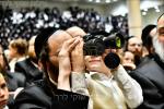 בילדער און ווידיאוס:גרויסארטיגע מעמד הכנסת ספר תורה דורך כ"ק אדמו"ר מוויזניץ שליט"א 