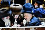 בילדער און ווידיאוס:גרויסארטיגע מעמד הכנסת ספר תורה דורך כ"ק אדמו"ר מוויזניץ שליט"א 