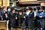 בילדער און ווידיאוס:גרויסארטיגע מעמד הכנסת ספר תורה דורך כ"ק אדמו"ר מוויזניץ שליט"א 