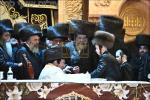 בילדער און ווידיאוס:גרויסארטיגע מעמד הכנסת ספר תורה דורך כ"ק אדמו"ר מוויזניץ שליט"א 
