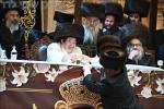 בילדער און ווידיאוס:גרויסארטיגע מעמד הכנסת ספר תורה דורך כ"ק אדמו"ר מוויזניץ שליט"א 