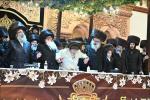 בילדער און ווידיאוס:גרויסארטיגע מעמד הכנסת ספר תורה דורך כ"ק אדמו"ר מוויזניץ שליט"א 