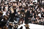 בילדער און ווידיאוס:גרויסארטיגע מעמד הכנסת ספר תורה דורך כ"ק אדמו"ר מוויזניץ שליט"א 