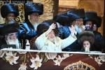 בילדער און ווידיאוס:גרויסארטיגע מעמד הכנסת ספר תורה דורך כ"ק אדמו"ר מוויזניץ שליט"א 