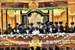 בילדער און ווידיאוס:גרויסארטיגע מעמד הכנסת ספר תורה דורך כ"ק אדמו"ר מוויזניץ שליט"א 
