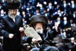בילדער און ווידיאוס:גרויסארטיגע מעמד הכנסת ספר תורה דורך כ"ק אדמו"ר מוויזניץ שליט"א 