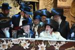 בילדער און ווידיאוס:גרויסארטיגע מעמד הכנסת ספר תורה דורך כ"ק אדמו"ר מוויזניץ שליט"א 