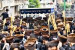בילדער און ווידיאוס:גרויסארטיגע מעמד הכנסת ספר תורה דורך כ"ק אדמו"ר מוויזניץ שליט"א 