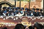 בילדער און ווידיאוס:גרויסארטיגע מעמד הכנסת ספר תורה דורך כ"ק אדמו"ר מוויזניץ שליט"א 