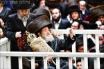 בילדער און ווידיאוס:גרויסארטיגע מעמד הכנסת ספר תורה דורך כ"ק אדמו"ר מוויזניץ שליט"א 