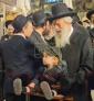 הגאון רבי צבי קולשעבסקי שליט"א וואס האט געבוירן די ערשטע קינד ביי 88 יאר אלט, מאכט חאלאקע פארן קינד ביים כותל המערבי 