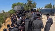 Main image for כ"ק מרן אדמו"ר מסערדאהעלי שליט"א איז מתפלל ביים הר הצופים מול מקום המקדש 