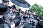 כ"ק מרן אדמו"ר מסערדאהעלי שליט"א איז מתפלל ביים הר הצופים מול מקום המקדש 