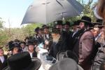 כ"ק מרן אדמו"ר מסערדאהעלי שליט"א איז מתפלל ביים הר הצופים מול מקום המקדש 