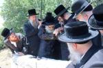 כ"ק מרן אדמו"ר מסערדאהעלי שליט"א איז מתפלל ביים הר הצופים מול מקום המקדש 