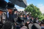 כ"ק מרן אדמו"ר מסערדאהעלי שליט"א איז מתפלל ביים הר הצופים מול מקום המקדש 