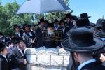 כ"ק מרן אדמו"ר מסערדאהעלי שליט"א איז מתפלל ביים הר הצופים מול מקום המקדש 