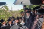 כ"ק מרן אדמו"ר מסערדאהעלי שליט"א איז מתפלל ביים הר הצופים מול מקום המקדש 
