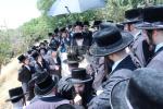 כ"ק מרן אדמו"ר מסערדאהעלי שליט"א איז מתפלל ביים הר הצופים מול מקום המקדש 