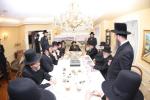 מעמד חתימת שטרת לרגל קניית זכות בית המדרש "בית בן ציון" במחנה אהל ברוך קראסנא