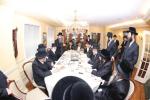 מעמד חתימת שטרת לרגל קניית זכות בית המדרש "בית בן ציון" במחנה אהל ברוך קראסנא