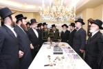 מעמד חתימת שטרת לרגל קניית זכות בית המדרש "בית בן ציון" במחנה אהל ברוך קראסנא