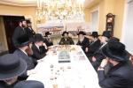 מעמד חתימת שטרת לרגל קניית זכות בית המדרש "בית בן ציון" במחנה אהל ברוך קראסנא